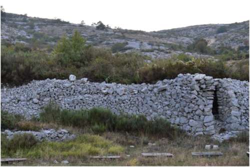 Cabane en pierres séches , borie ,Cipières (06)